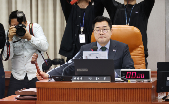 15일 개최된 국회 운영위원회 전체회의에서 더불어민주당 소속 박찬대 운영위원장이 의사봉을 두드리고 있다. 이날 운영위는 국민의힘 의원들이 불참한 가운데 헌법재판관 이완규·함상훈 지명 철회 촉구 결의안 등을 야권 단독으로 의결했다.<연합뉴스 사진>